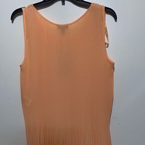 Jones New York Women's Peach Pleated Round Neck Keyhole Sleeveless Top Large NWT - Picture 4 of 6